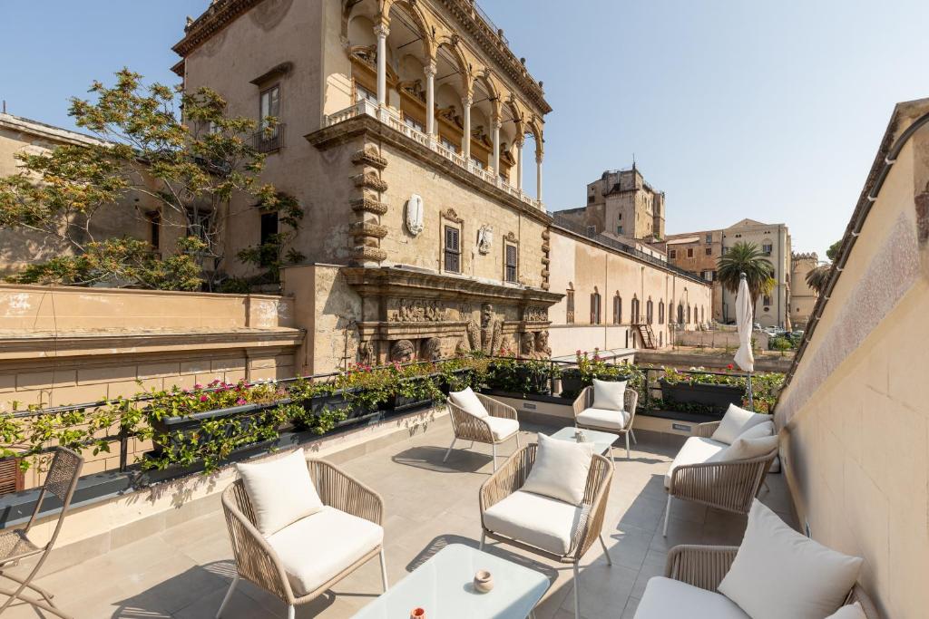 巴勒摩的住宿－I Mori di Porta Nuova Suite & Terrace，一座带桌椅的庭院和一座建筑
