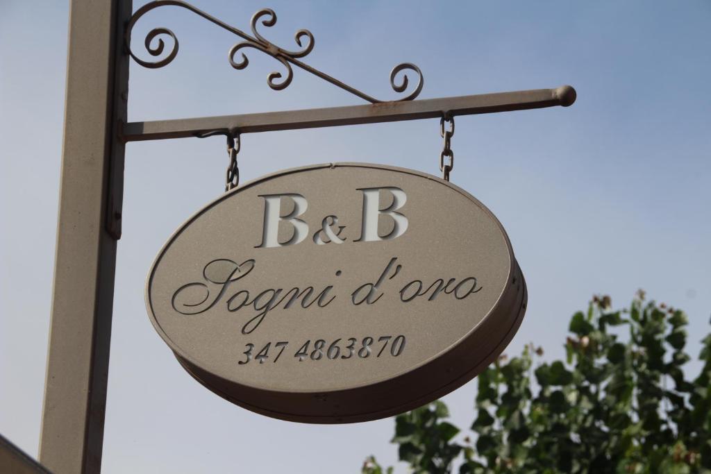 Una señal que dice bb resort de uno en B&b Sogni d'oro Milena, en Civitanova Marche