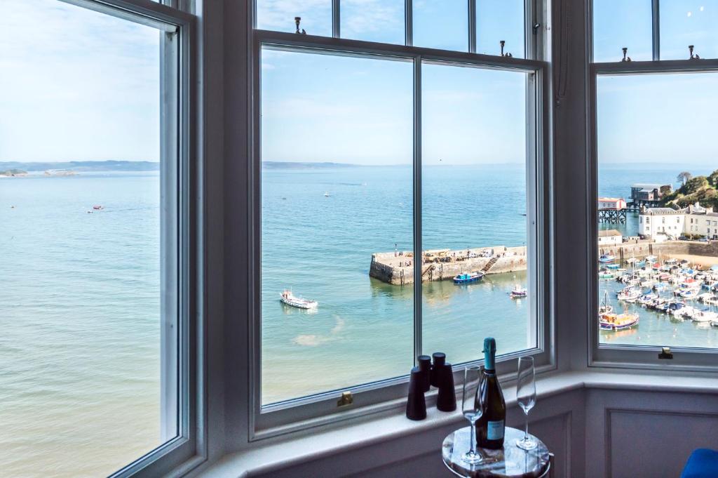 uma vista para o oceano a partir de um quarto com janelas em Fisherman's Catch - Two Bedroom Luxury Apartment - Tenby em Tenby