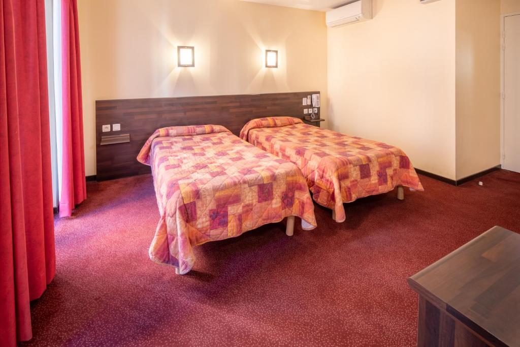 Postel nebo postele na pokoji v ubytování Hôtel Estival Arriel