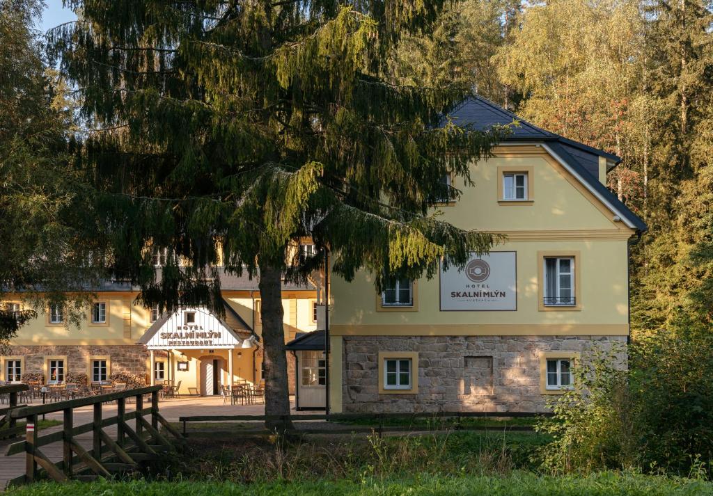 ein Gebäude mit einem Baum davor in der Unterkunft Skalní Mlýn Adršpach in Adršpach