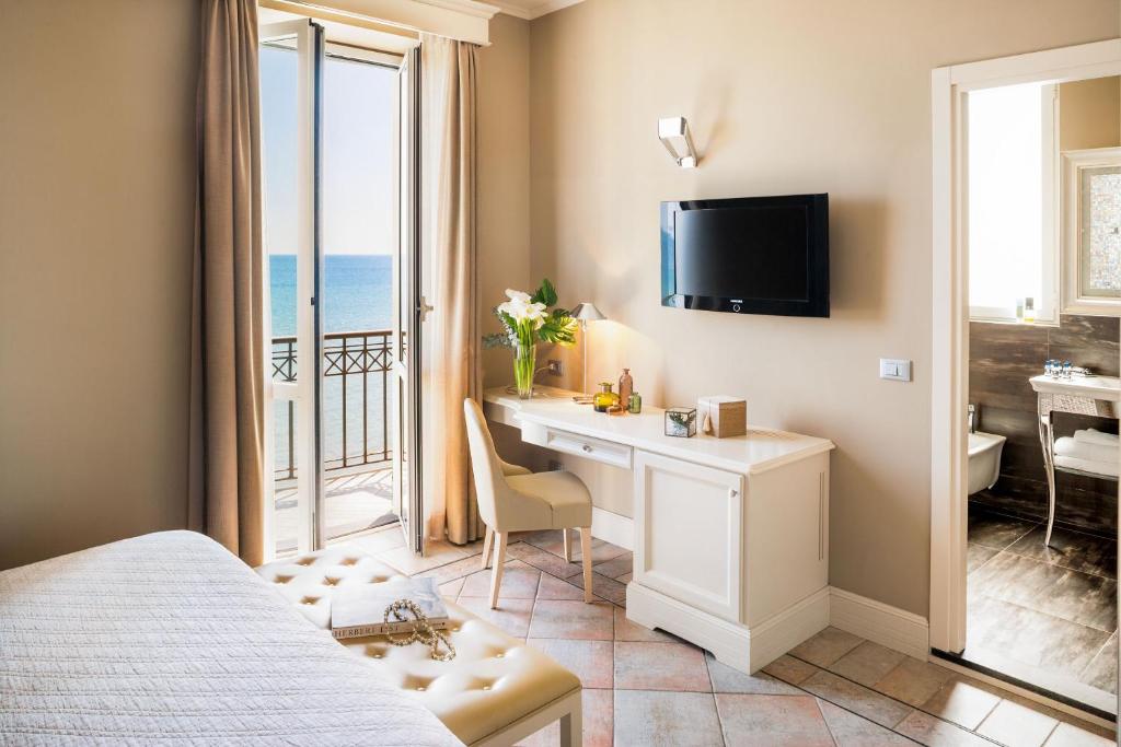 Telewizja i/lub zestaw kina domowego w obiekcie Hotel Savoia
