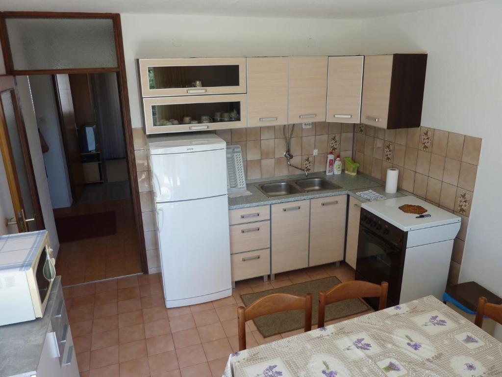 Kuchyň nebo kuchyňský kout v ubytování Three bedroom apartment & studio - Apartments Ždrijac