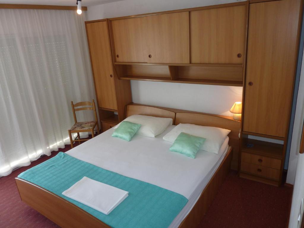 Postel nebo postele na pokoji v ubytování Three bedroom apartment & studio - Apartments Ždrijac