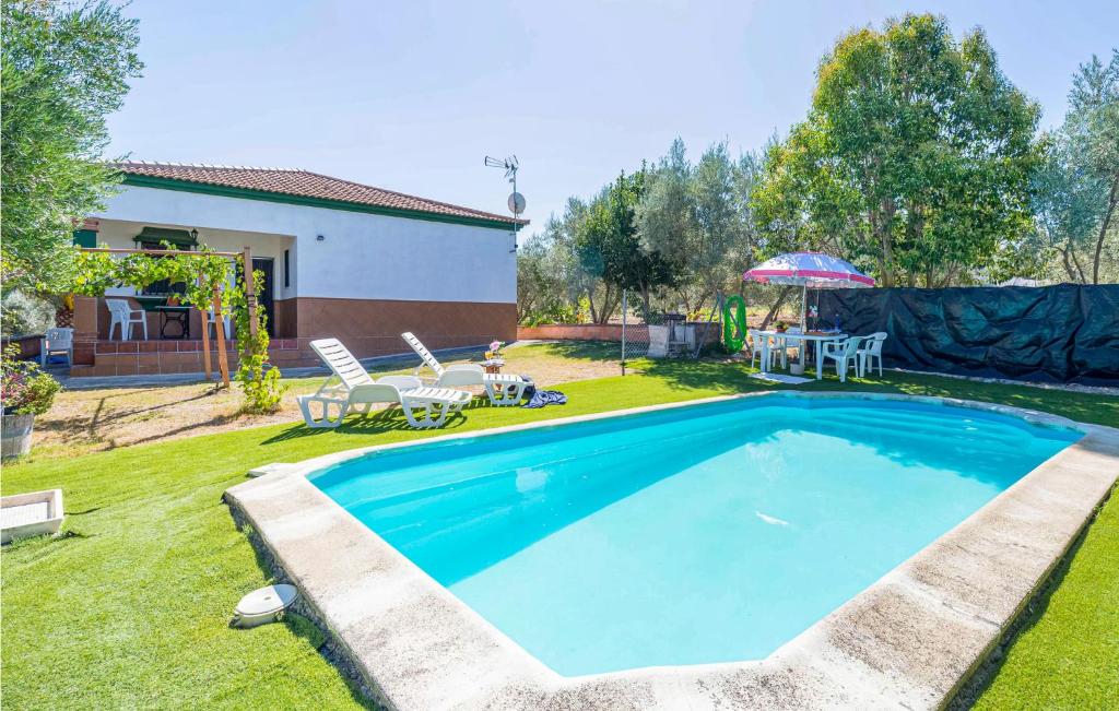een zwembad in de tuin van een huis bij Gorgeous Home In Arriate With Kitchen in Arriate