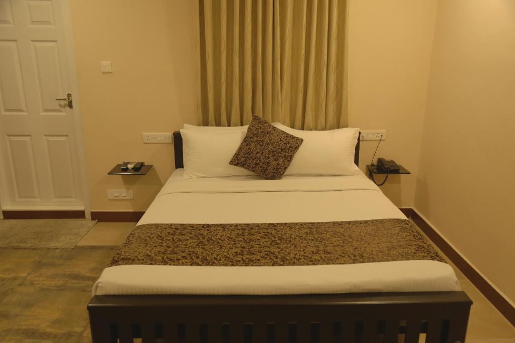 Postel nebo postele na pokoji v ubytování Nambiars Premium Heritage Hotel