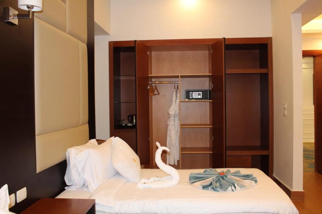 Royal Jewel Al Raml Hotel - Triple Room With Side Sea View And Garden View