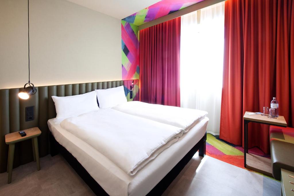 Posteľ alebo postele v izbe v ubytovaní ibis Styles Parndorf Neusiedler See