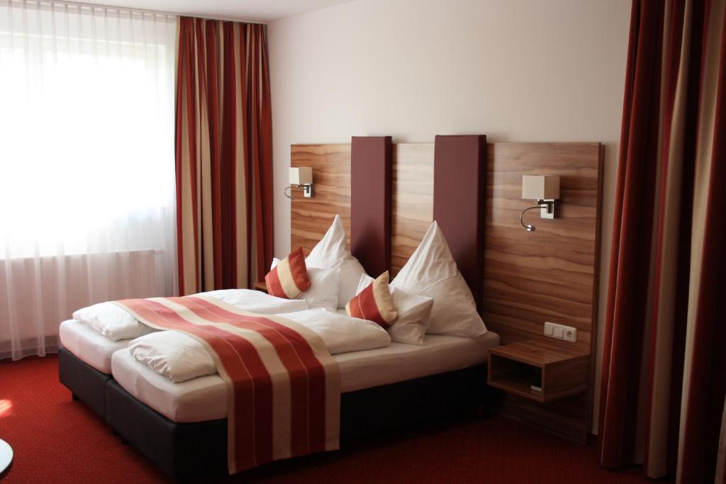 um quarto de hotel com uma cama num quarto em Zum alten Bahnhof em Blunk