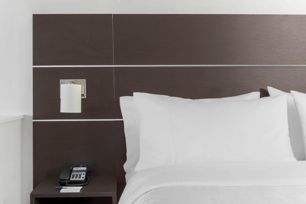 Holiday Inn Express & Suites Chicago O'Hare Airport by IHG photo