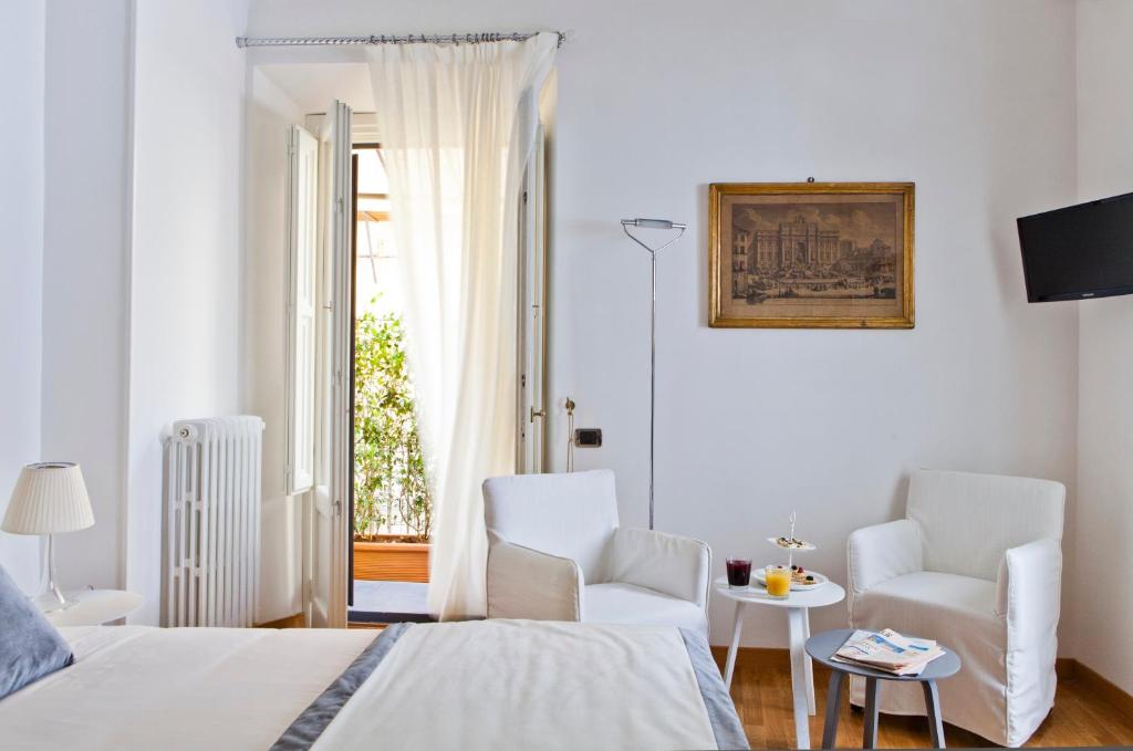 A television and/or entertainment centre at Garibaldi Suites Piazza Di Spagna