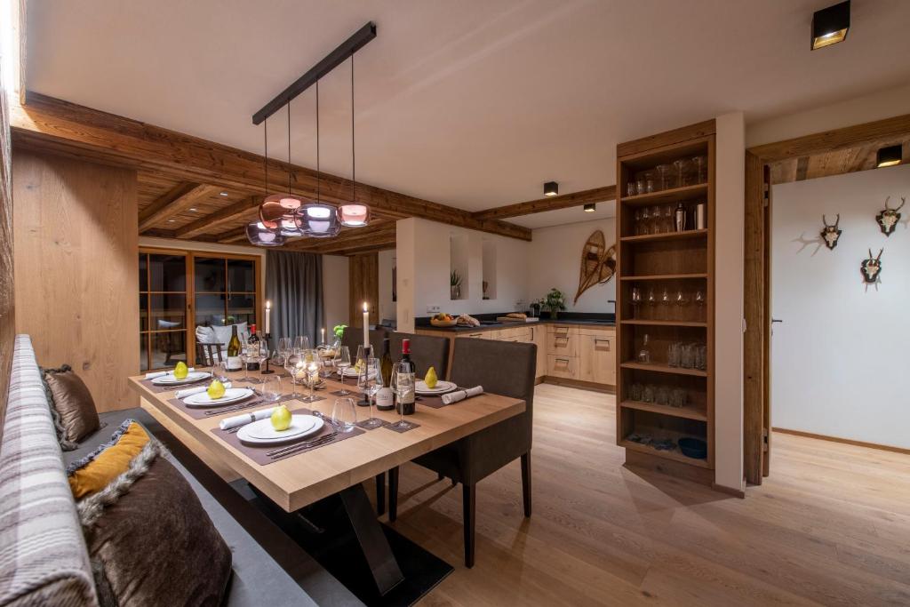 レッヒにあるBrunnenhof Luxury Apartmentsのダイニングルーム、キッチン(テーブル、ソファ付)