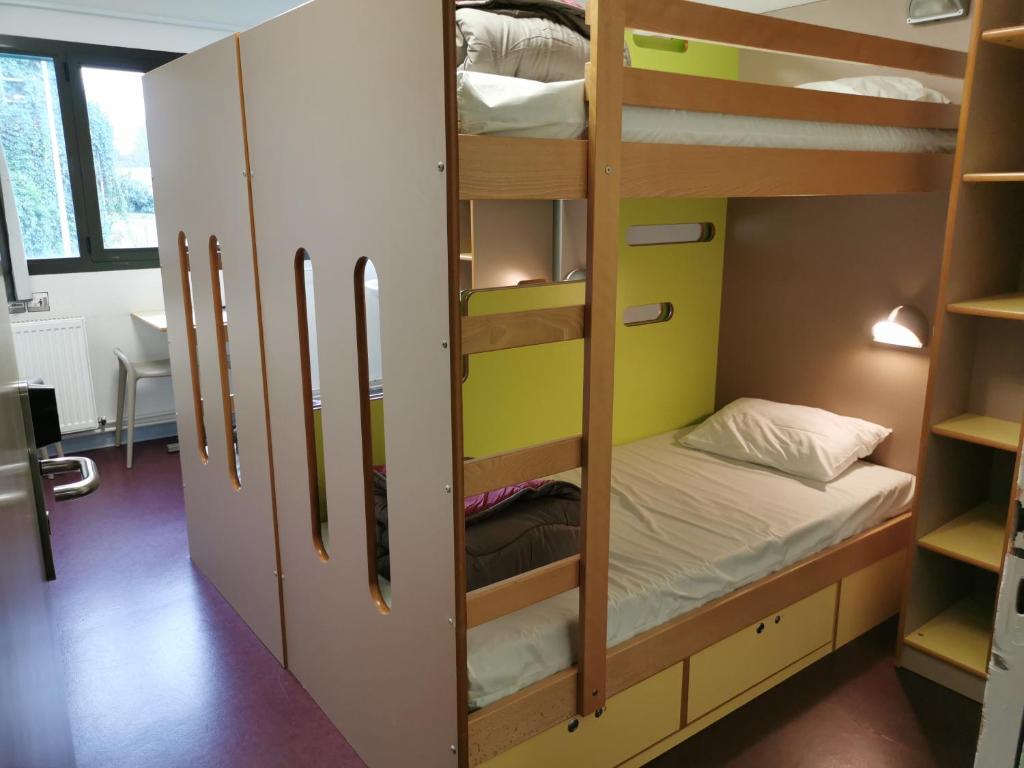 Auberge de Jeunesse HI Rouen - Chambre Quadruple – Salle De Bain Commune
