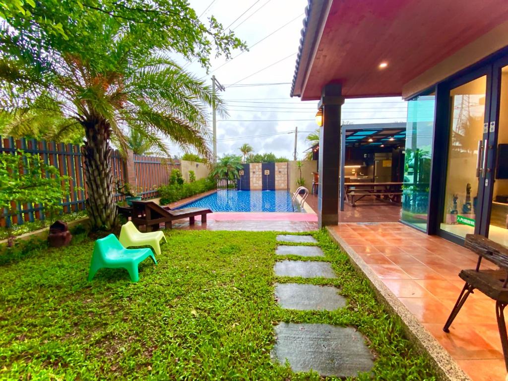 南灣的住宿－墾丁裡小路包棟Villa，一座带花园的房屋,设有游泳池