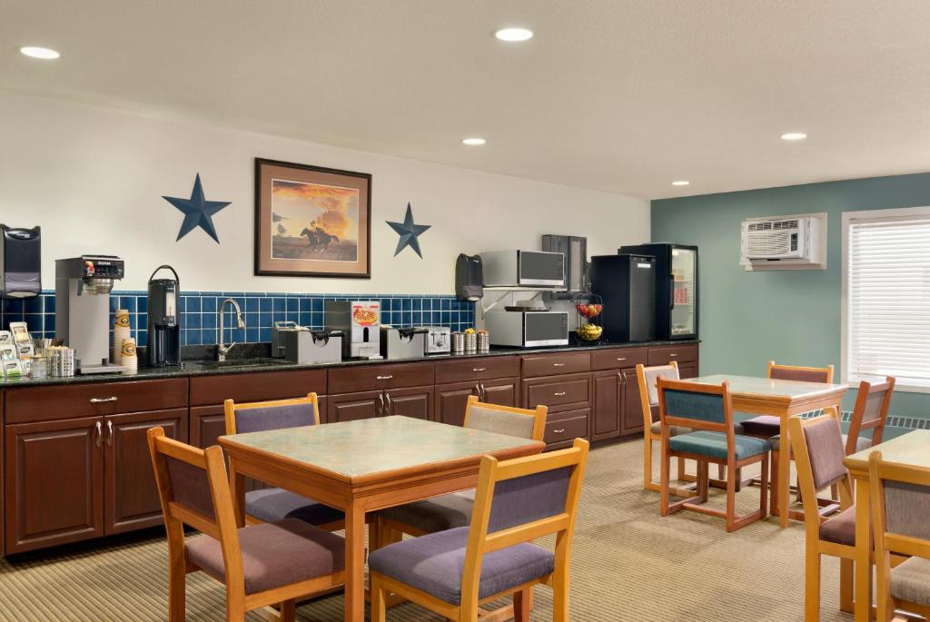 Kuchyň nebo kuchyňský kout v ubytování Travelodge by Wyndham Edson