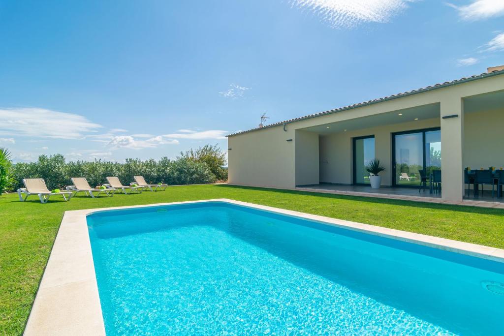 una piscina en el patio trasero de una casa en Son Sastre (Figuerola), en Muro