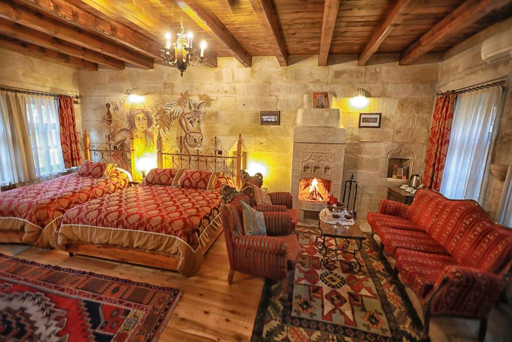 Traveller's Cave Hotel - Stone Deluxe Triple- Lower Floor