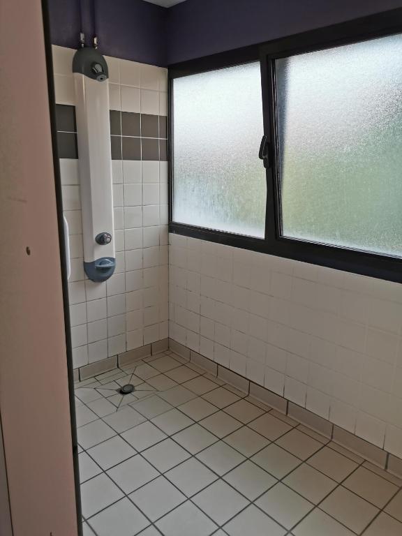 Auberge de Jeunesse HI Rouen - Chambre Pour 6 Personnes – Salle De Bain Commune