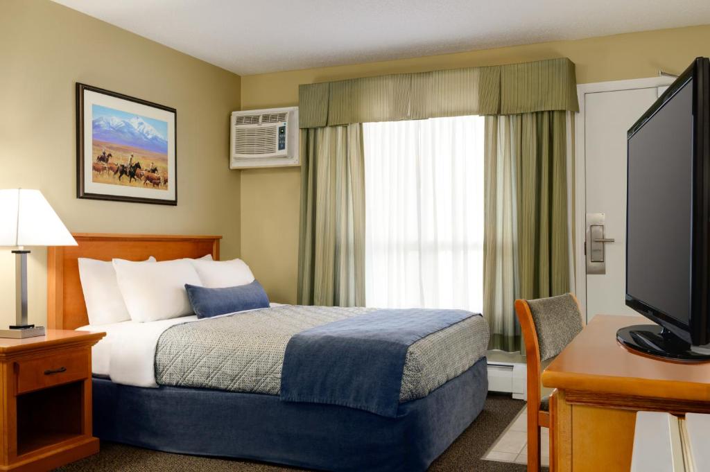 Postel nebo postele na pokoji v ubytování Travelodge by Wyndham Edson