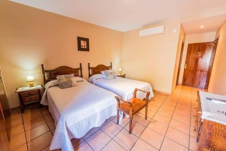 Posteľ alebo postele v izbe v ubytovaní Apartamentos & Casa Rural Boada con Jardin Interior y Barbacoa