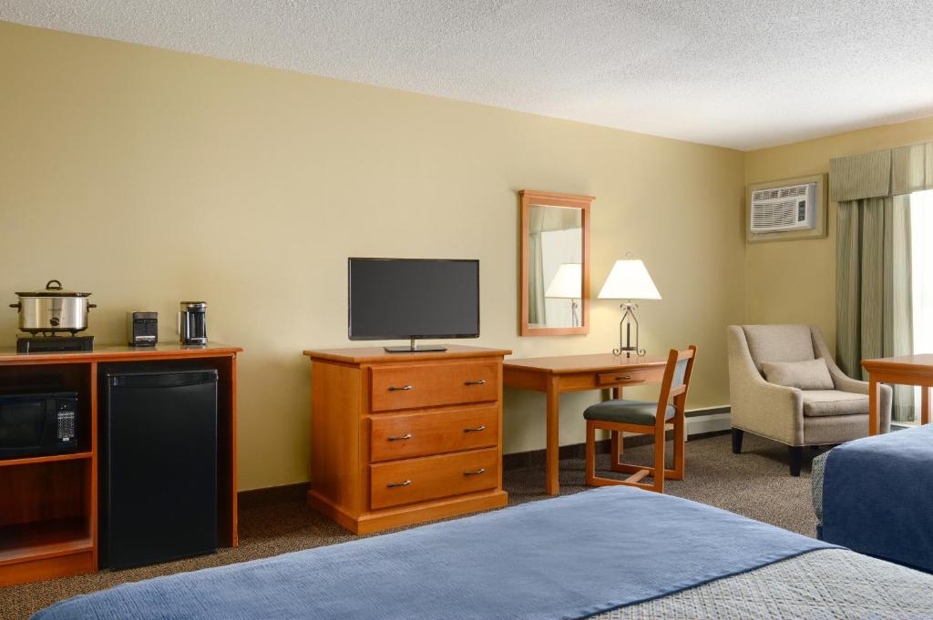 TV a/nebo společenská místnost v ubytování Travelodge by Wyndham Edson