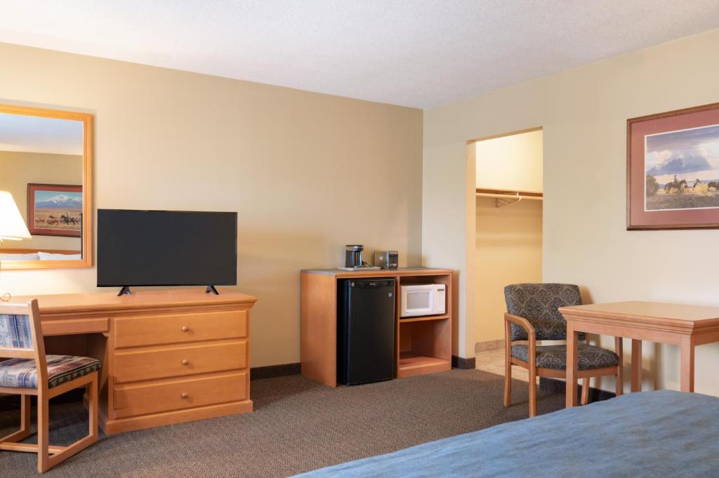 TV a/nebo společenská místnost v ubytování Travelodge by Wyndham Edson