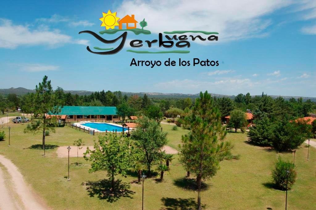 um resort no meio de um parque com piscina em Yerba Buena casas de campo - Arroyo de los Patos em Nono