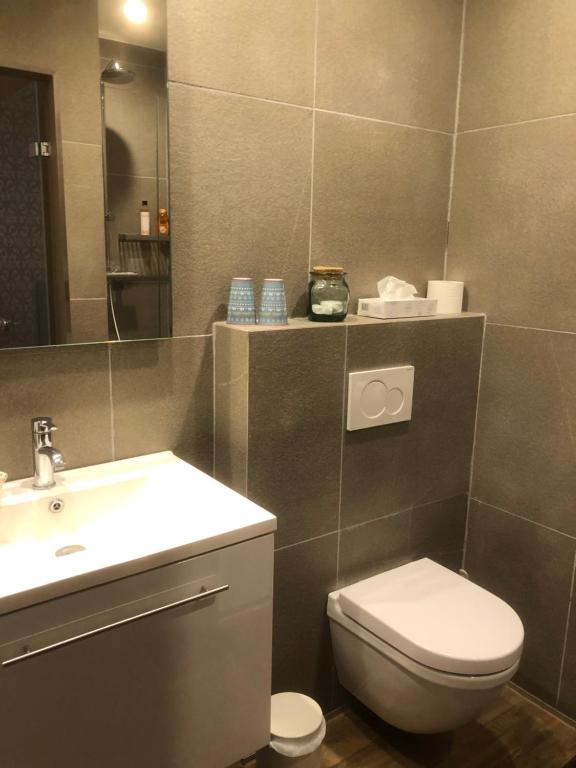 Koupelna v ubytování Hotel Duivels Paterke Harelbeeksestraat 29, 8500 Kortrijk