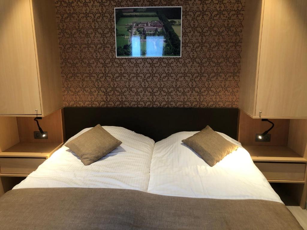 Postel nebo postele na pokoji v ubytování Hotel Duivels Paterke Harelbeeksestraat 29, 8500 Kortrijk