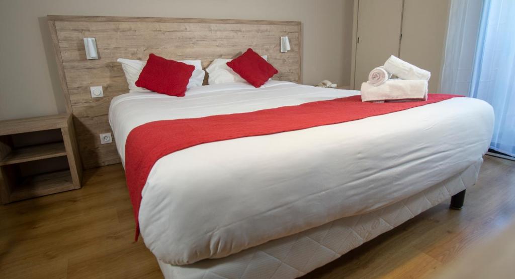 Postel nebo postele na pokoji v ubytování Hôtel Pyrène