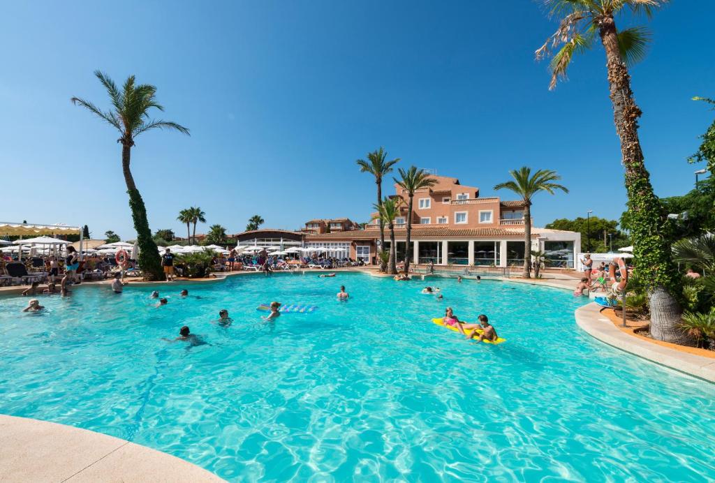 um grupo de pessoas na piscina de um resort em Aparthotel Ciudad Laurel em Cala Millor