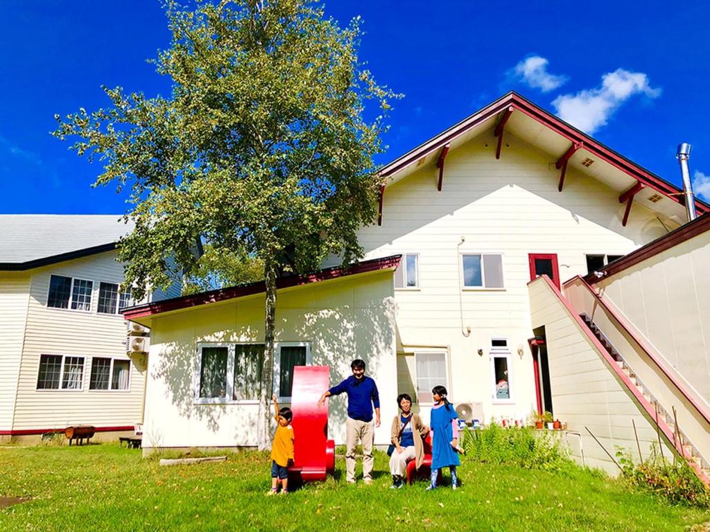 eine Gruppe von Kindern, die vor einem Haus stehen in der Unterkunft Life is Beautiful - Vacation STAY 94973 in Hachimantai