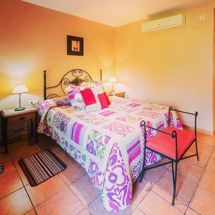 Posteľ alebo postele v izbe v ubytovaní Apartamentos & Casa Rural Boada con Jardin Interior y Barbacoa