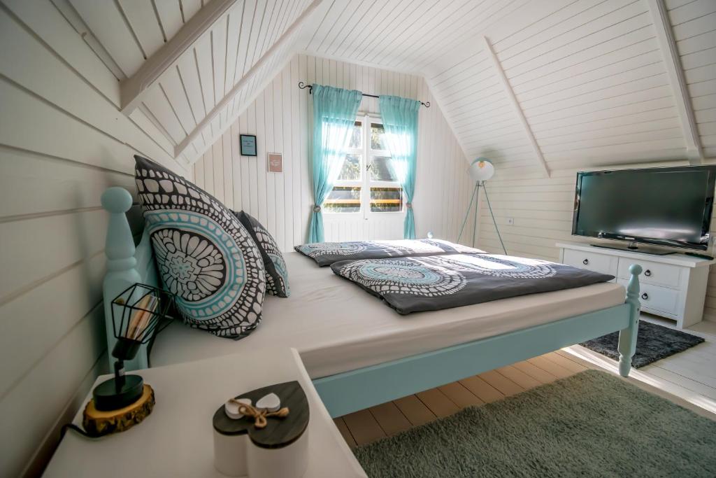Un pat sau paturi într-o cameră la KalandFészek