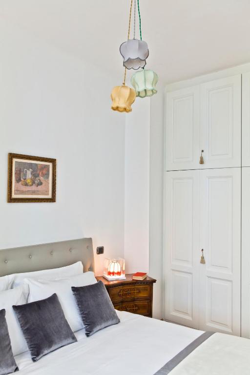 A bed or beds in a room at Garibaldi Suites Piazza Di Spagna