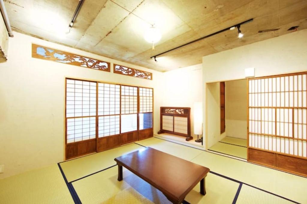 salon z drewnianym stołem w środku w obiekcie New Art Building - Vacation STAY 95699 w Tokio