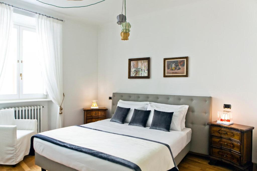 A bed or beds in a room at Garibaldi Suites Piazza Di Spagna