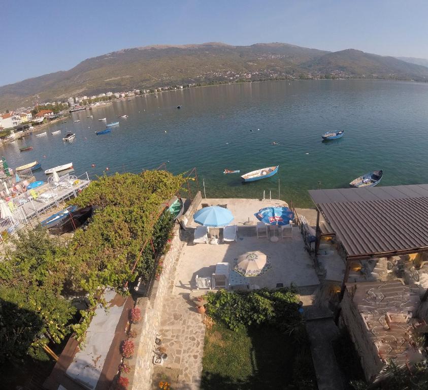 una vista aérea de un puerto con barcos en el agua en Beachfront Apartments Grunche, en Ohrid