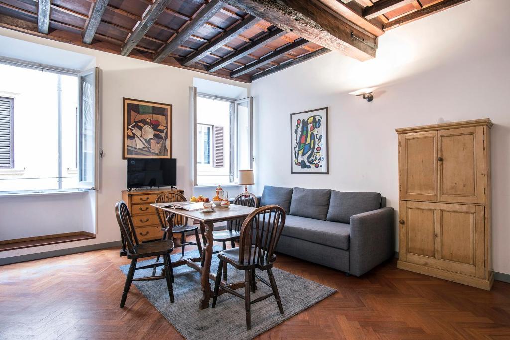 ローマにあるDell'Orso Residenceのリビングルーム(テーブル、ソファ付)