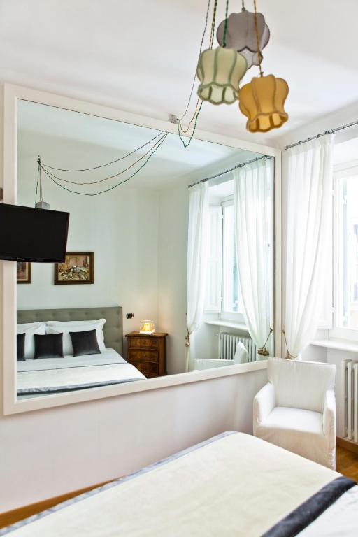 A bed or beds in a room at Garibaldi Suites Piazza Di Spagna