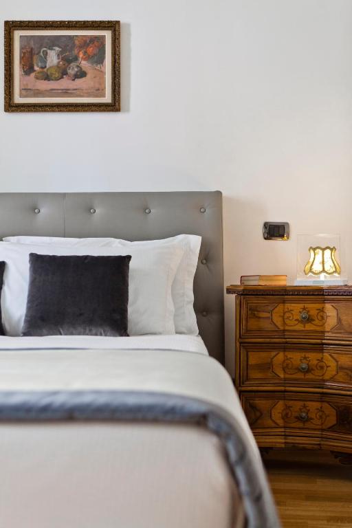 A bed or beds in a room at Garibaldi Suites Piazza Di Spagna
