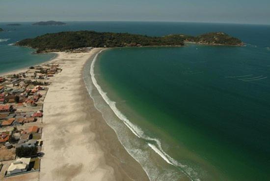 an aerial view of a beach and the ocean at Apartamento Ponta do Papagaio - Com Varanda in Palhoça