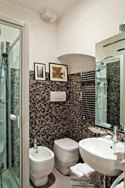 A bathroom at Garibaldi Suites Piazza Di Spagna