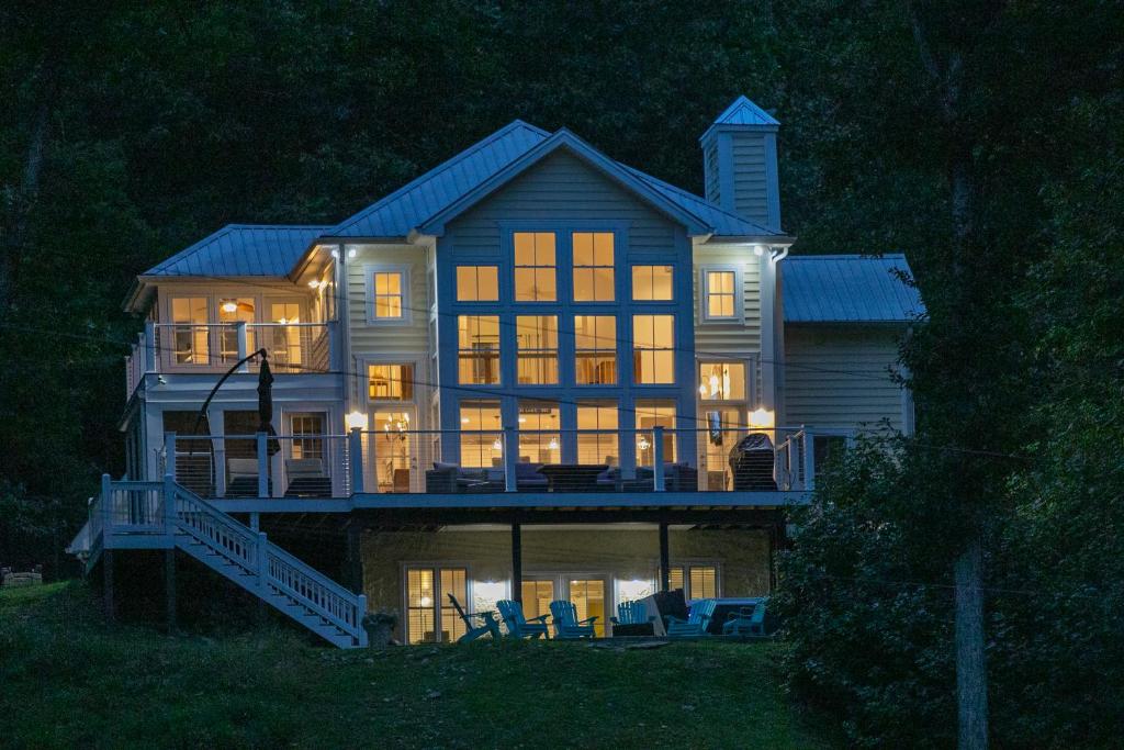 Modern Farmhouse Style Chalet with amazing Kentucky Lake views - Dock, Hottub and Firepit! - Housity