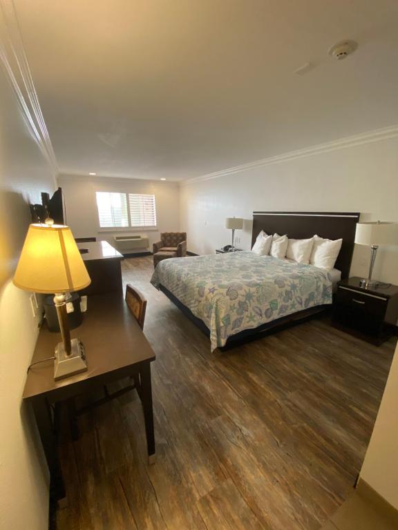 Ocean Surf Inn & Suites - Economy Room Met Kingsize Bed