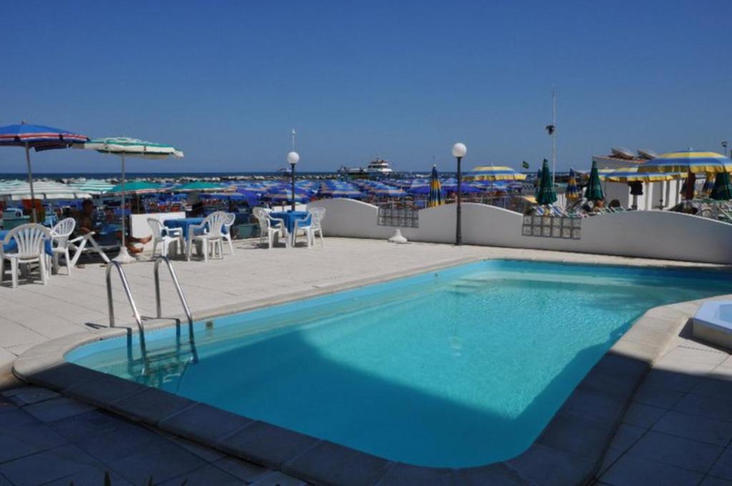 Bazén v ubytování Hotel Internazionale nebo v jeho okolí