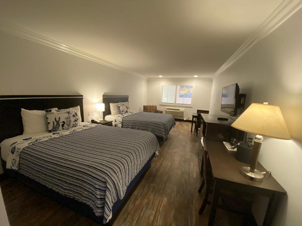 Ocean Surf Inn & Suites - Economy Room Met Twee Queensize Bedden