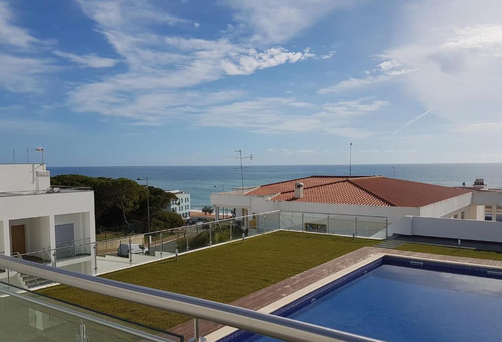 阿爾布費拉的住宿－"Villa Panoramic View over the Sea"-R，一个带游泳池的别墅的阳台
