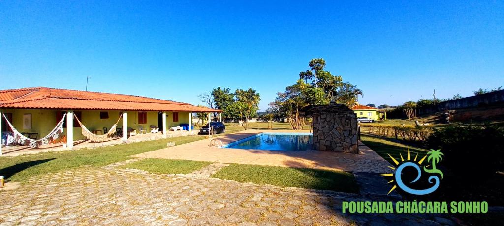 una imagen de una casa con piscina en Pousada Chácara Sonho, en Hortolândia