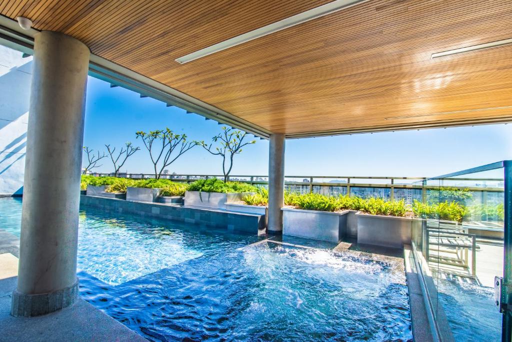 ein Schwimmbad in einem Gebäude mit Holzdecke in der Unterkunft 360 República in São Paulo